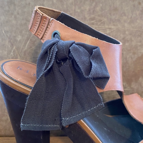 Hinge- Leather upper with wooden block heel - Picture 2 of 15